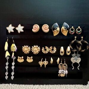 {Lot 15) Estate Vintage Pierced Earrings. NP, AVON, FISH, CATS, SUNFLOWER, STARS